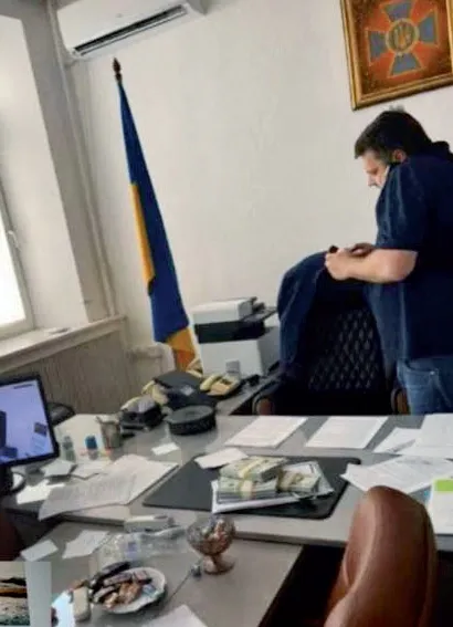 Скріншоти прихованих відеозйомок, які робив підприємець Ваганян, показують, як Баканов перераховує принесені йому корупційні кошти, і як ці кошти красуються на столі у заступника Баканова, зрадника Наумова