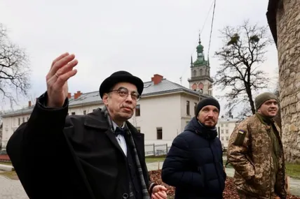 Петро Радковець на екскурсії із українськими захисниками. Фото із соцмереж Андрія Садового
