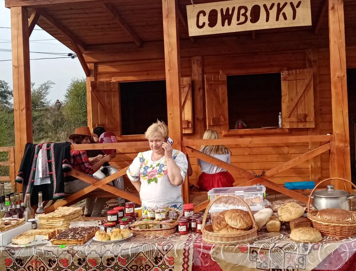 Світлана Савка демонструє «ковбойкам» свої делікатеси.