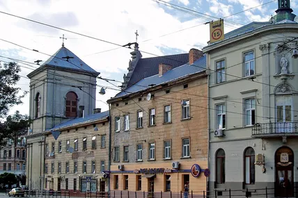 Триповерхівка під номером 3 (примикає до дзвіниці церкви Андрія) виглядає досить скромно, але є пам’яткою архітектури. Фото із Вікіпедії