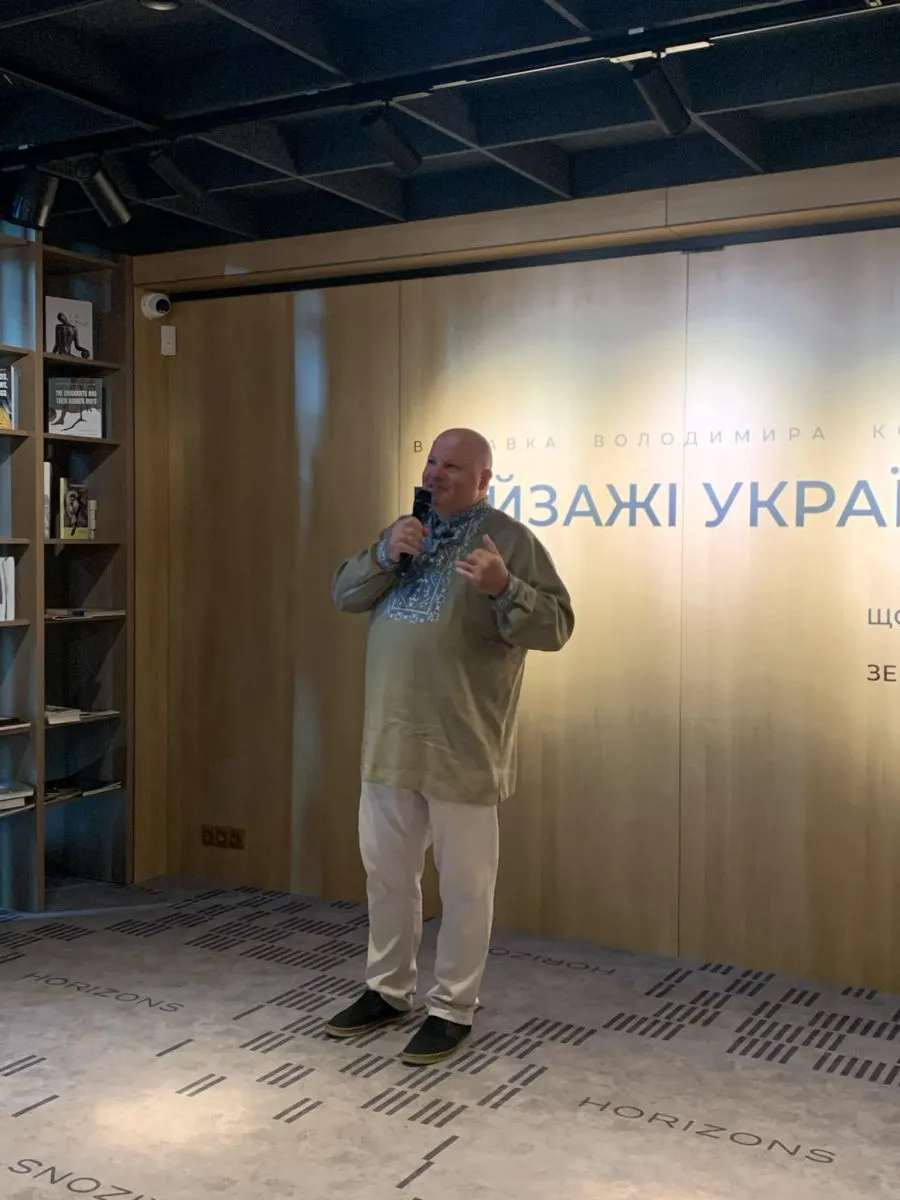 Митець Володимир Козюк під час урочистого відкриття експозиції в Zenyk Art Gallery