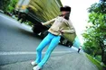 Борг за світло вивів жінку на трасу...