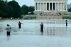 Покриття «синій прапор» злазить шматками: Трамп розпорядився злити воду з дзеркального басейну у Вашингтоні