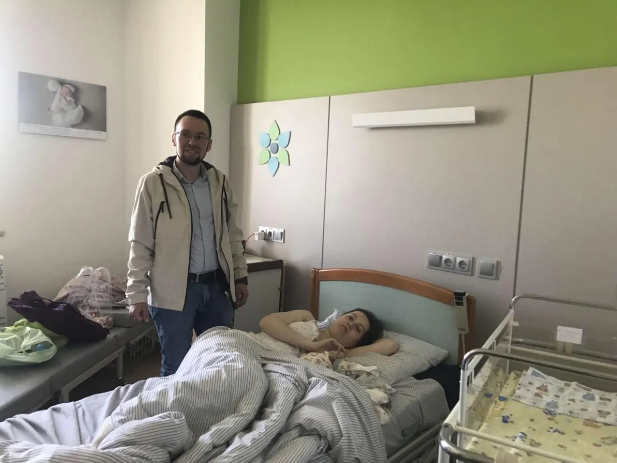 Соломія з новонародженим Остапом отримала у подарунок ще й комплект українського строю.