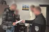 Двоє поліцейських побили чоловіка біля Голосіївського ТЦК в Києві: їм повідомили про підозру