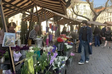 Кільце трамвайної зупинки на Соборній стало сучасним квітковим ринком. Фото автора