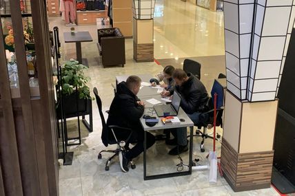 У торговому центрі покупці полюють не так за знижками до &laquo;Чорної пʼятниці&raquo;, як за чеками, щоб виграти 17 айфон