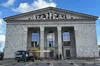 росія готується до відкриття драмтеатру в Маріуполі, який вона зруйнувала авіаударом у 2022 році