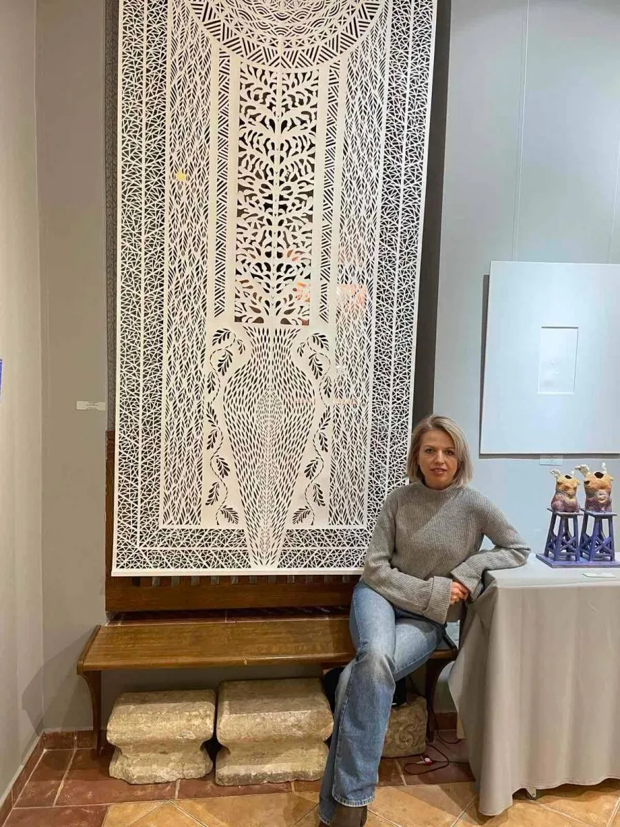 Олеся Домарадзька та витинанка з обкладинки "Vogue". Фото автора