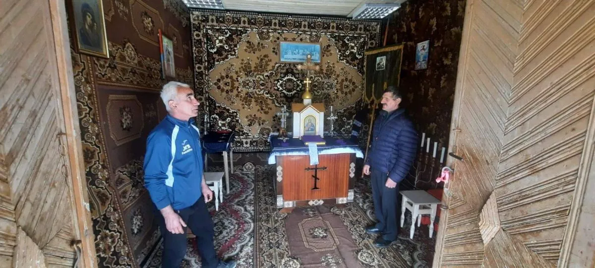 Вчитель фізкультури Олег Пикуца (зліва) намагався пробратися в охоплений вогнем храм, щоб врятувати церковне добро – і ледь не задихнувся димом…