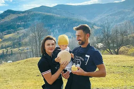 Молода сім’я Закревських виготовляє смачний сир. Фото з домашнього архіву Христини Закревської.