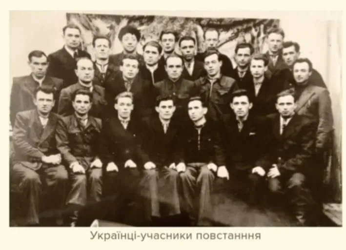 Дідусь Уляни Дудок - Іван Аннюк у першому ряді другий зліва. 