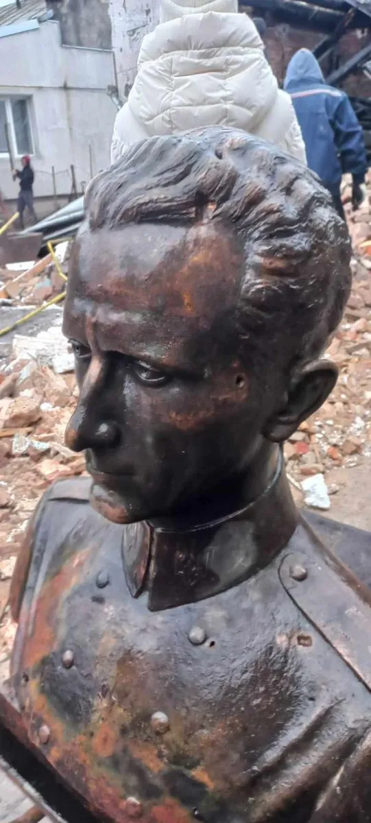 Погруддя Шухевича посікло осколками