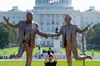 Статуя Трампа, який тримає за руку Епштейна, з’явилась навпроти Капітолія