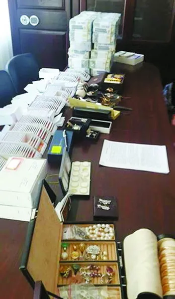 Ось такі скарби вилучили правоохоронці у помешканні екс-міністра Ставицького. Чому вони не стали доказом його кримінальних діянь — велика загадка