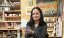 «У нас тільки ручна робота — від сирої глини до розпису й сушіння у печі»