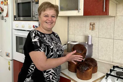 Медик Галина Коваль і її спечені на Вознесіння паски. Фото Ірини Коваль.