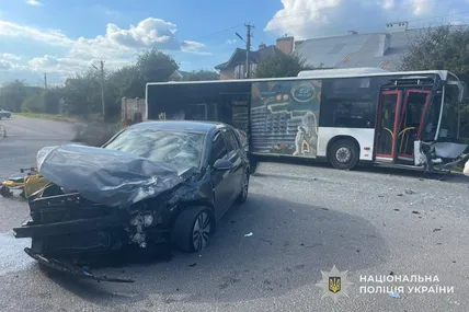 П’ятеро травмованих внаслідок ДТП автомобіля з маршруткою у селі Зимна Вода