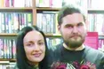 Пише у мобілці або при світлі підствольного ліхтарика