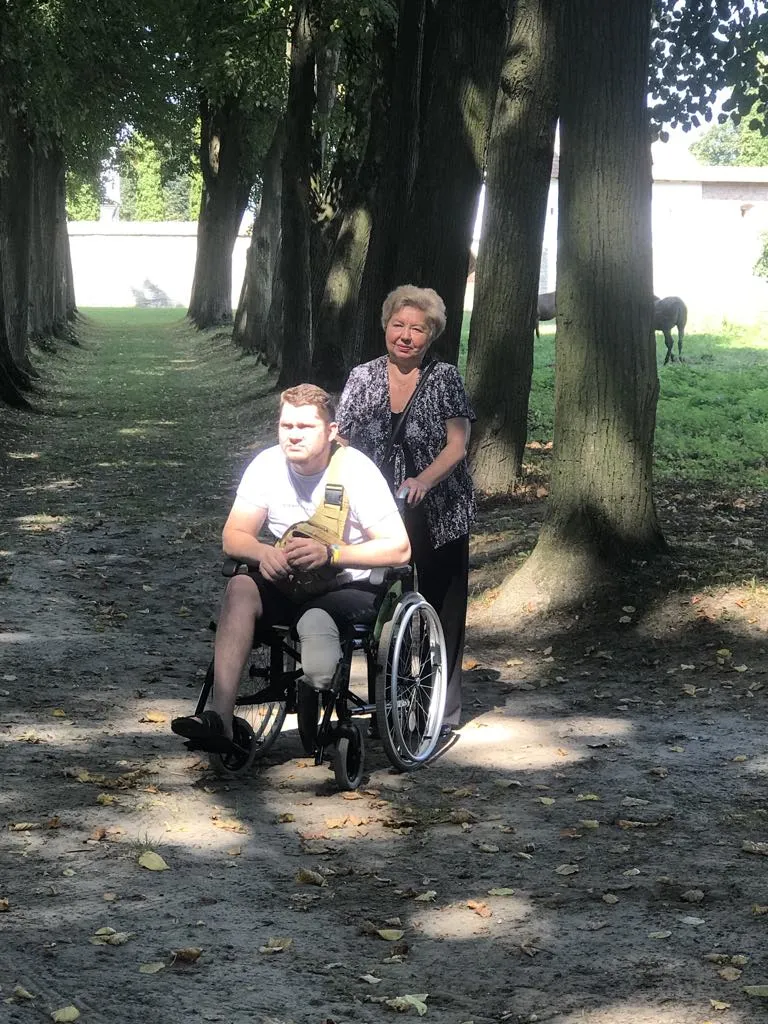 Пані Світлана допомагає проїхати військовому грунтовою стежкою.