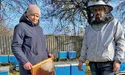 Священник доглядає пасіку і виготовляє вулики