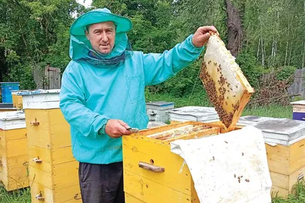І на новому місці Віктор Новиков продовжує активно пасічникувати. Фото з архіву родини