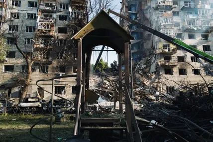 Одна з ракет рф влучила у багатоповерхівку в Києві: під завалами шукають людей. Фото: libkos