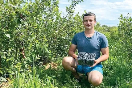 І восени Олег Козак збирає смачні ягоди. Фото з архіву Олега Козака