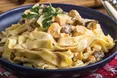 Макарони з грибами і куркою