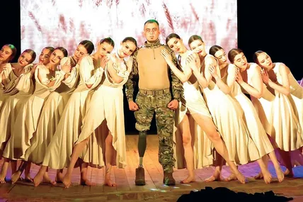 Олег Сливар під час виконання композиції «Люди-титани». Фото Анни ЗВАРИЧ