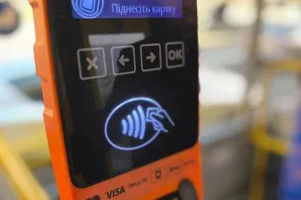 З 16 жовтня у наземному комунальному громадському транспорті Києва розпочали підключення маршрутів, на яких можна буде розрахуватися за проїзд банківською карткою. Фото із мережі