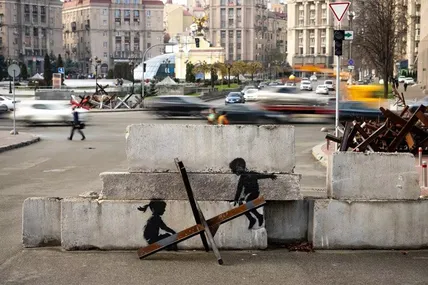 Діти, які використовують металевий протитанковий "їжак" як гойдалку. Фото із мережі