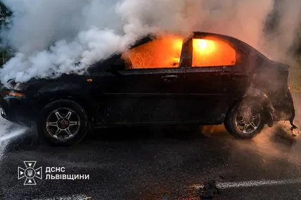 14.08.2026, 11:30				


									На Самбірщині просто під час руху спалахнув легковик							

										Інцидент стався увечері 13 серпня 2026 року безпосередньо в місті Самбір. Свідки та пасажири намагалися приборкати вогонь власними силами ще до