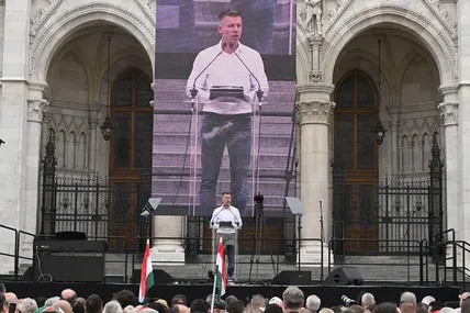“У своїй країні не будемо нічиїми підлеглими!” – заявив Петер Мадяр, виступаючи на мітингу перед парламентом. Натякаючи на авторитарного угорського прем’єра Орбана... Фото ЕРА
