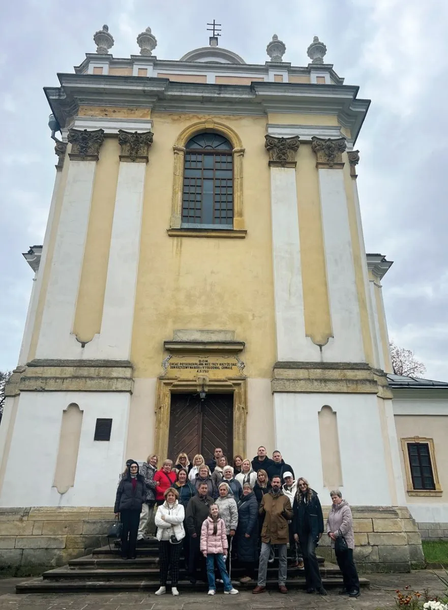 Група львів’ян перед костелом Успіння Пресвятої Діви Марії, в якому, попри дві світові війни й руйнування за совєтів, досі збереглися роботи Пінзеля