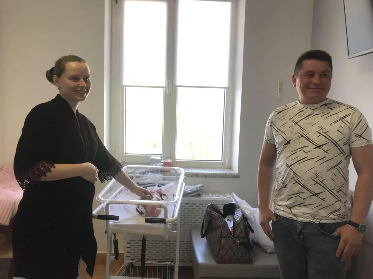 Марія з чоловіком приїхали за своєю Діаною з Яворівського району. А додому повернуться ще й з вишиваночкою.