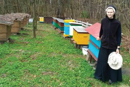 Сестра Ісая щодня навідується на пасіку. Фото автора