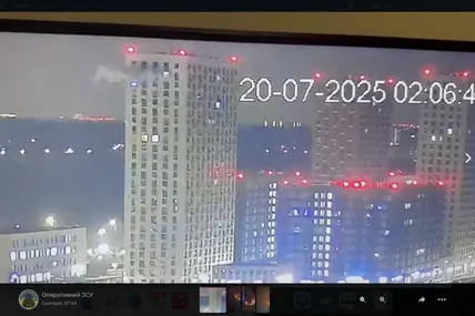 На росії за ніч нібито збили 93 БПЛА, 19 з них на підльоті до москви. Фото: скрин відео Baza