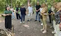 Ведмедиця Машка пішла приймати басейнові ванни, поки її «кавалер» дрімав у затінку…