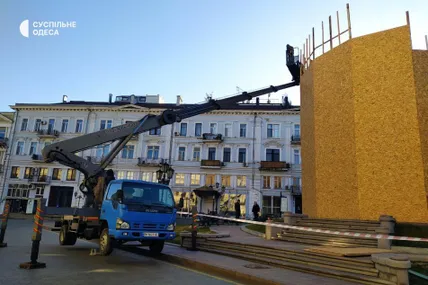 Розбір огорожі навколо пам'ятника Катерині II. Фото: Суспільне