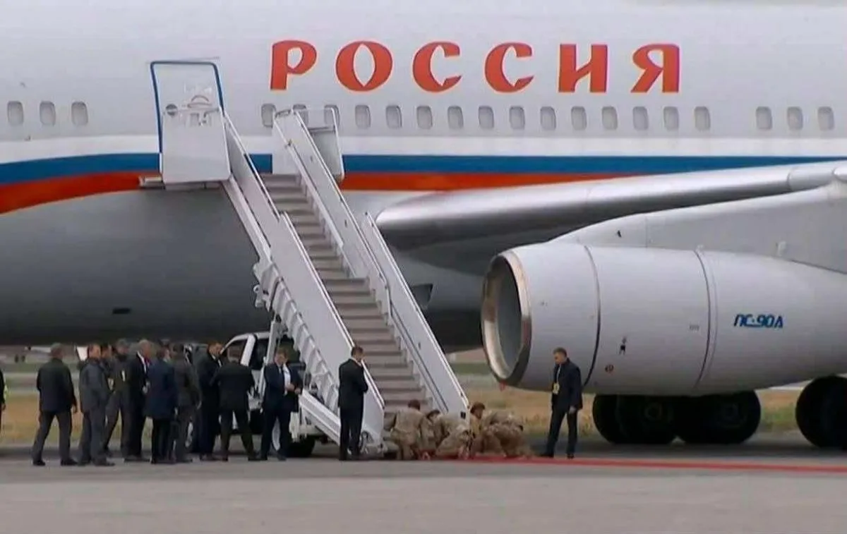 Ганьба ще та - американські військові розстеляють червону доріжку біля трапу для літака путіна… Фото із соцмереж
