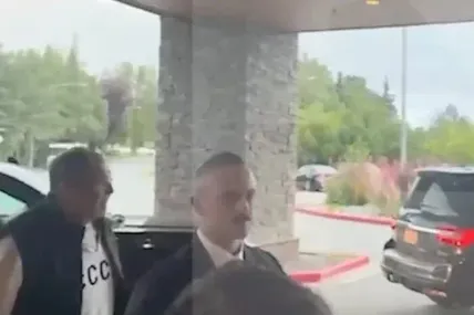 Лавров прибув на Аляску у светрі з написом «СРСР»: соцмережі обговорюють провокацію
