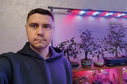 Артем зі своїми рослинами, які вирощує у двокімнатній квартирі. Фото з архіву Артема Каліновського