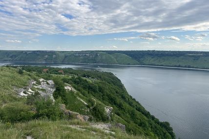 Там, де скелі бережуть молитви століть