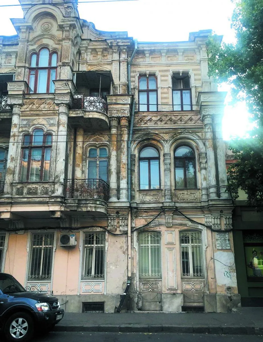 У цьому гарному, але занедбаному будинку колись жив відомий письменник Шолом Алейхем.
