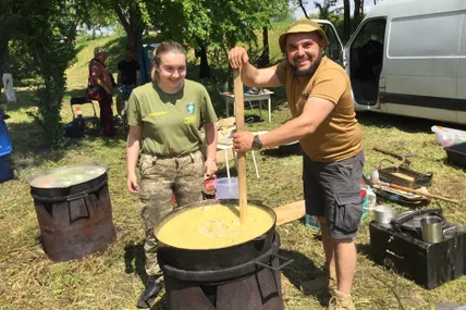 Наваристий куліш від воїна Романа Гірника та його друзів-волонтерів. Фото автора, Уляни Сех, Володимира Дубаса.
