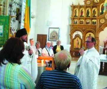 Богомільні жіночки зі Львова, яких бусиком привезли на прощу у Колодіївку, таки не припускають, що вийшла Заява Синоду, в якій йдеться про те, що тут постраждали люди фізично і психічно… Зліва, у клобуці, ієромонах Петро.