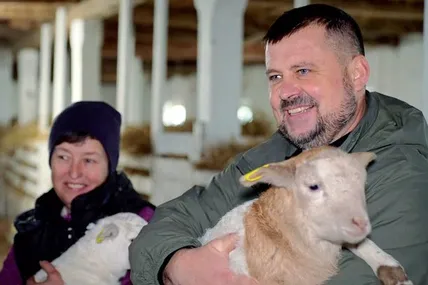 Федір Савицький особливо уважно доглядає ягняток. Фото: Суспільне Хмельницький