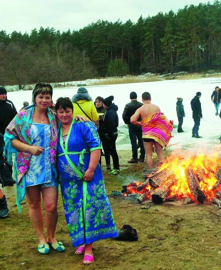 Військовий кухар Оксана Полюга (справа) на Водохреще купається разом із сім’єю і подругою Надею