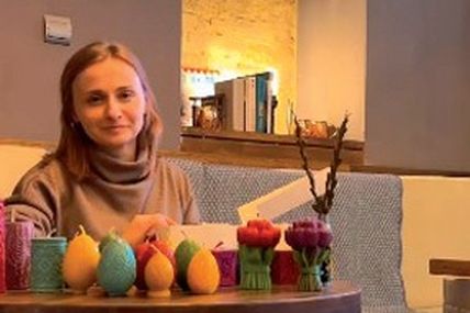 Воскова свічка дарує надію й тепло